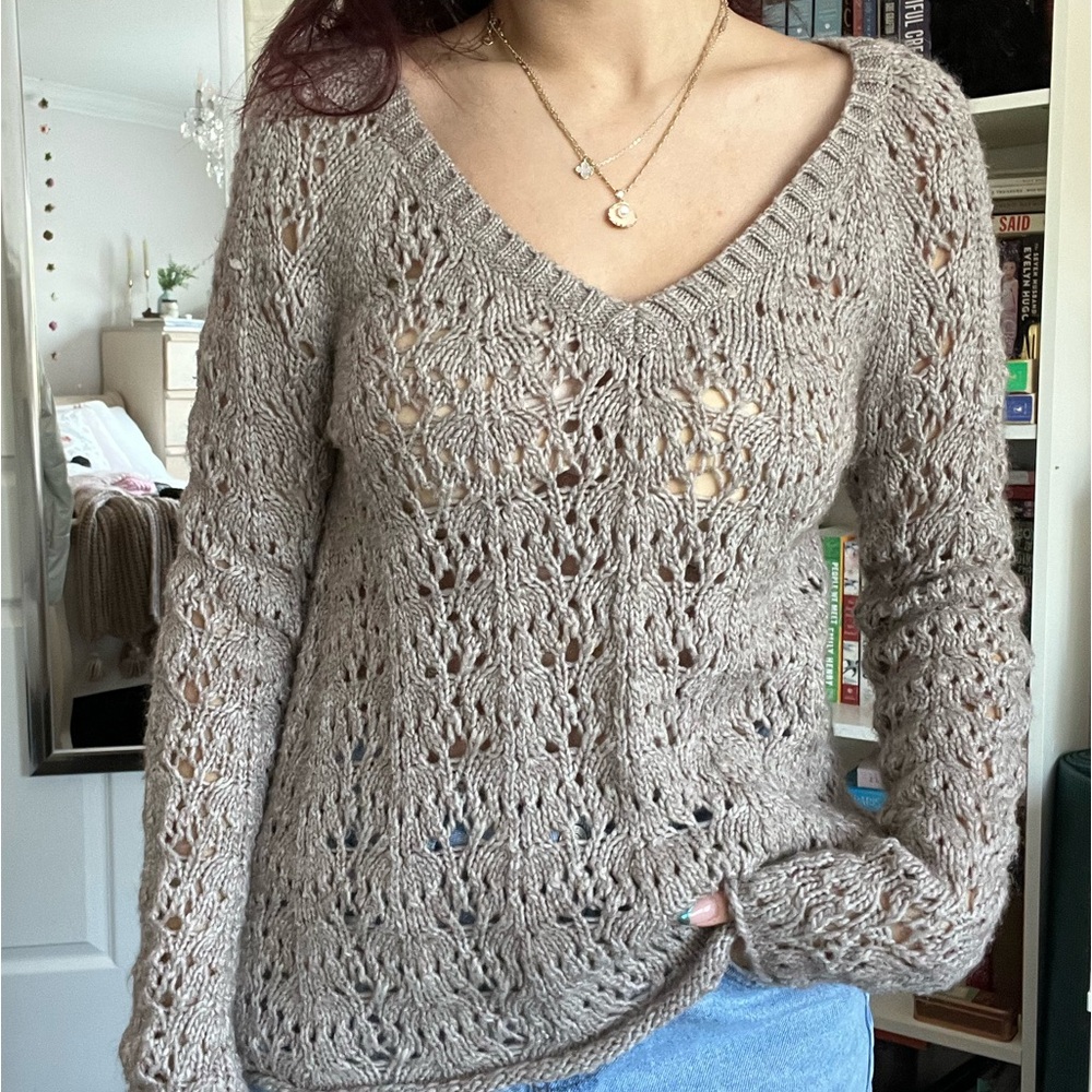 American eagle v neck knit